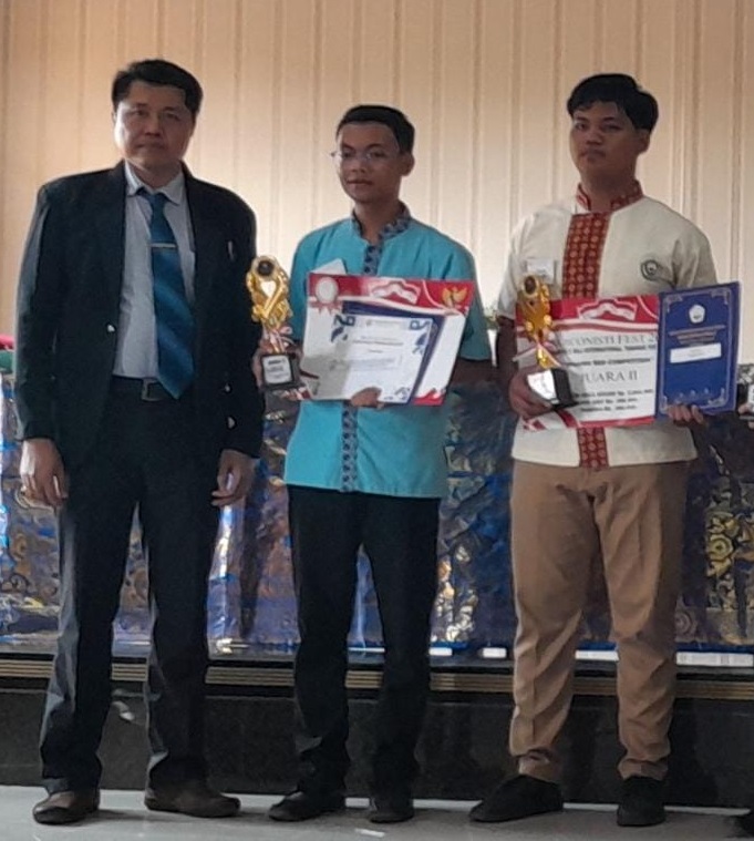 Gede Aditya seragam krem berfoto bersama direktur Marcopolo Singaraja