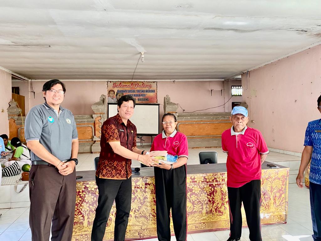 Penyerahan bantuan oleh Dr. Gede Sukanaya